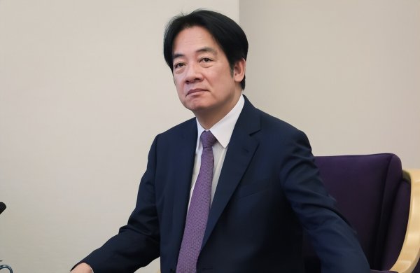 展鹏配资 莫斯科盛会前夕, 赖清德作妖了, 拉住日本大臣的手, 高喊抵抗中俄