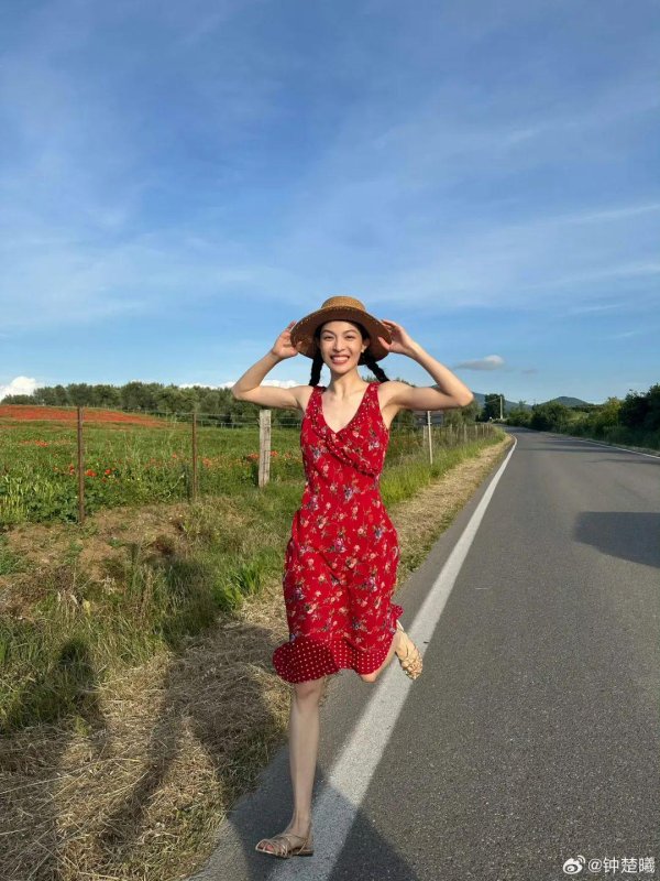 91微操盘 钟楚曦意大利红裙又美上热搜！太明媚元气了吧，夏日这5套一套比一套好看