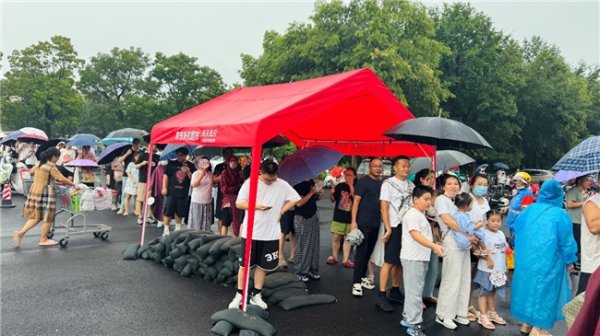 锦鲤配资 雨水难挡开业采购热情！宿迁市民雨中撑伞排队入京东折扣超市